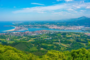 İspanya ile Fransa sınırındaki Irun ve Hendaye kasabalarının Panorama manzarası.