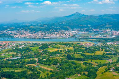 İspanya ile Fransa sınırındaki Irun ve Hendaye kasabalarının Panorama manzarası.