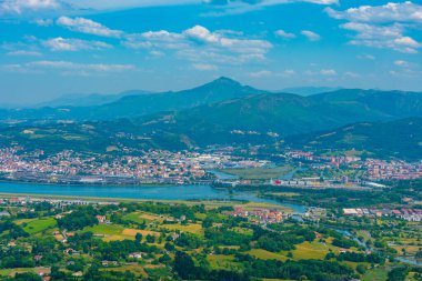 İspanya ile Fransa sınırındaki Irun ve Hendaye kasabalarının Panorama manzarası.