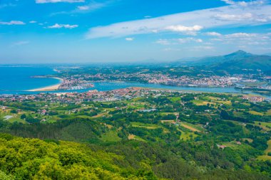 İspanya ile Fransa sınırındaki Irun ve Hendaye kasabalarının Panorama manzarası.