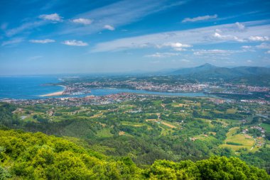 İspanya ile Fransa sınırındaki Irun ve Hendaye kasabalarının Panorama manzarası.