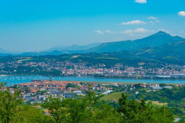 İspanya ile Fransa sınırındaki Irun ve Hendaye kasabalarının Panorama manzarası.