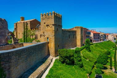 İspanya 'daki Olite Kraliyet Sarayı' nın surları.