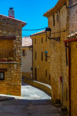 İspanyol köyü Ujue 'deki ortaçağ sokağı..
