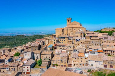 İspanyol tepe köyü Ujue Panorama Manzarası.