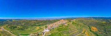 İspanyol tepe köyü Ujue Panorama Manzarası.