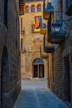 İspanyol köyü Sos del Rey Catolico 'da ortaçağ sokağı..