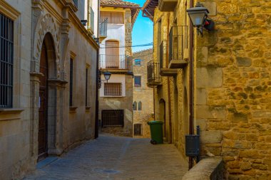 İspanyol köyü Sos del Rey Catolico 'da ortaçağ sokağı..