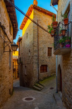 İspanyol köyü Sos del Rey Catolico 'da bir ortaçağ sokağının gündoğumu manzarası.