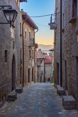 İspanyol köyü Sos del Rey Catolico 'da bir ortaçağ sokağının gündoğumu manzarası.