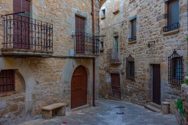 İspanyol köyü Sos del Rey Catolico 'da bir ortaçağ sokağının gündoğumu manzarası.