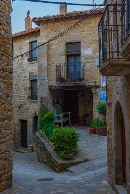 İspanyol köyü Sos del Rey Catolico 'da bir ortaçağ sokağının gündoğumu manzarası.