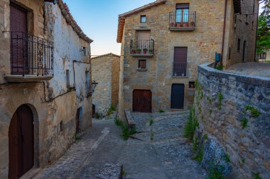 İspanyol köyü Sos del Rey Catolico 'da bir ortaçağ sokağının gündoğumu manzarası.