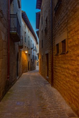 İspanyol köyü Sos del Rey Catolico 'da bir ortaçağ sokağının gündoğumu manzarası.