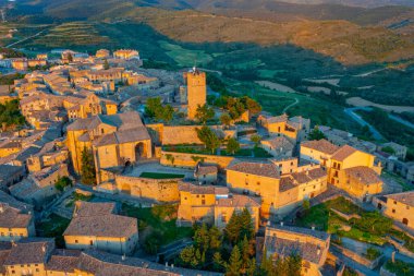 İspanyol köyü Sos del Rey Catolico 'nun gündoğumu manzarası.