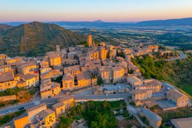 İspanyol köyü Sos del Rey Catolico 'nun gündoğumu manzarası.