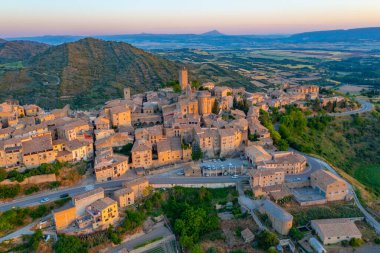 İspanyol köyü Sos del Rey Catolico 'nun gündoğumu manzarası.