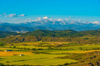 İspanyol köyü Bailo yakınlarındaki Pireneler Panoraması.