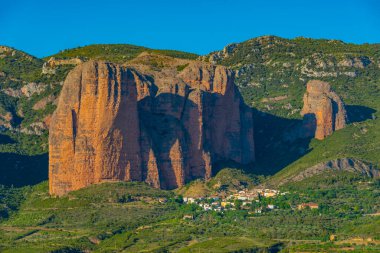 Mallos de Riglos İspanya 'daki kayalıklar.