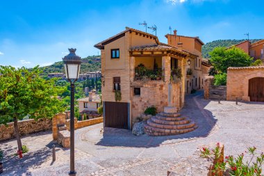 İspanyol köyü Alquezar 'da ortaçağ sokağı.