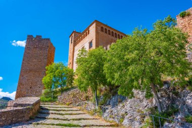 İspanya 'nın Alquezar köyündeki Colegiata de Santa Maria Belediye Başkanı Kilisesi.