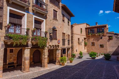 İspanyol köyü Alquezar 'da ortaçağ sokağı.