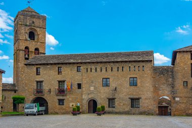 İspanyol köyündeki belediye binası Ainsa.