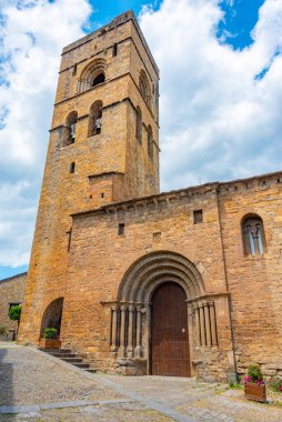 İspanyol köyü Ainsa 'daki Santa Maria Kilisesi.
