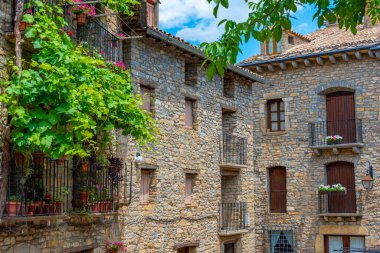 İspanyol köyü Ainsa 'da ortaçağ sokağı.