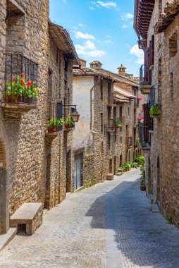 İspanyol köyü Ainsa 'da ortaçağ sokağı.