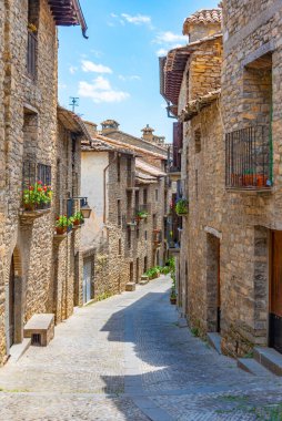 İspanyol köyü Ainsa 'da ortaçağ sokağı.