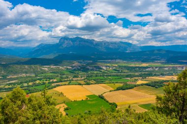 İspanyol köyü Ainsa yakınlarındaki Pireneler Panoraması.