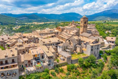 İspanya 'daki Ainsa köyünün Panorama manzarası.