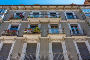 İspanyol kasabası Jaca 'da renkli yüzlü evler.