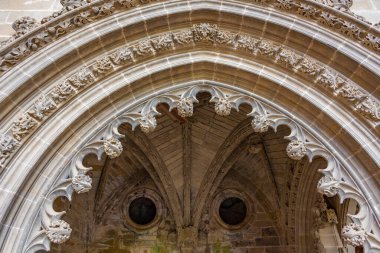 İspanyol kasabası Jaca yakınlarındaki San Juan de la Pena Manastırı..
