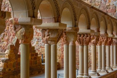 İspanyol kasabası Jaca yakınlarındaki San Juan de la Pena Manastırı..