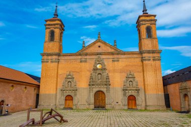 İspanyol kenti Jaca yakınlarındaki San Juan de la Pena 'da yeni bir manastır..