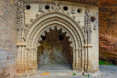 İspanyol kasabası Jaca yakınlarındaki San Juan de la Pena Manastırı..