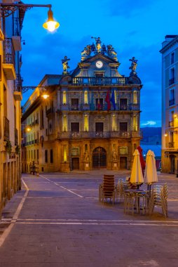 İspanya 'nın Pamplona kentindeki belediye binasının gece manzarası.