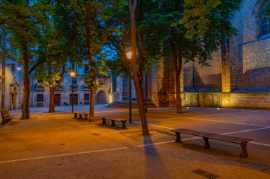 İspanya, Pamplona 'da bir caddedeki evlerin gece manzarası.