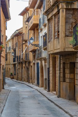 İspanyol köyü Olite 'de ortaçağ sokağı.