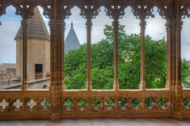 İspanya 'daki Olite kraliyet sarayının kemerli penceresi..
