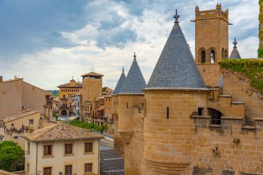 İspanya 'daki Olite Kraliyet Sarayı' nın surları.