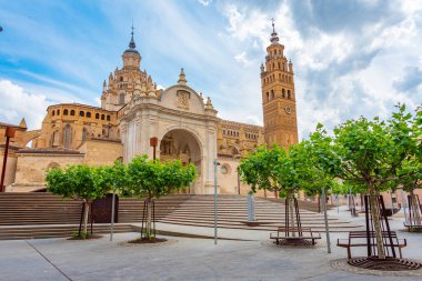 İspanyol kasabası Tarazona 'daki Santa Maria de la Huerta Katedrali.
