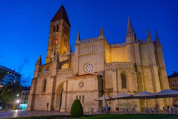 西班牙Valladolid的Santa Maria Antigua教区教堂夜景 — 图库照片