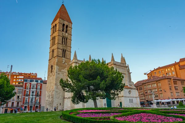 stock image Sunset view of parish church Santa Maria de la Antigua in Valladolid, Spain.