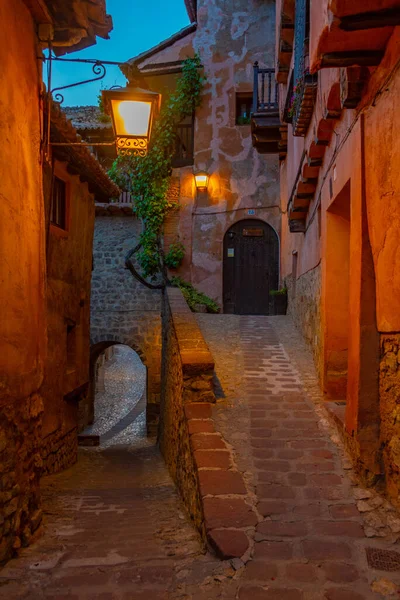 Sunset Kilátás Egy Középkori Utcára Régi Város Albarracin Spanyolország — Stock Fotó