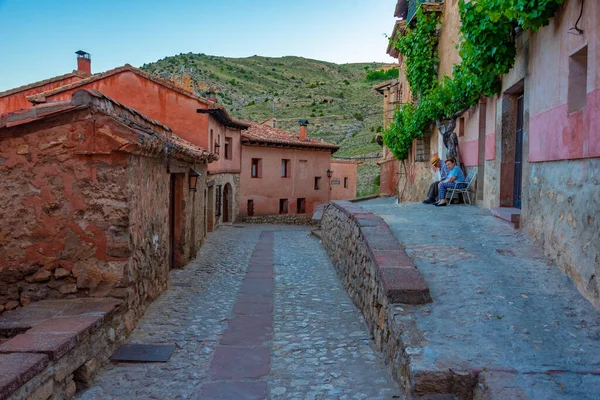 İspanya 'nın eski Albarracin kasabasındaki bir ortaçağ caddesinin günbatımı manzarası.