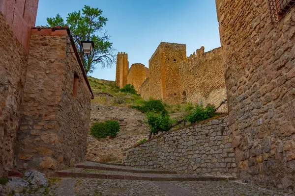 Ηλιοβασίλεμα Ενός Μεσαιωνικού Δρόμου Στην Παλιά Πόλη Της Albarracin Ισπανία — Φωτογραφία Αρχείου