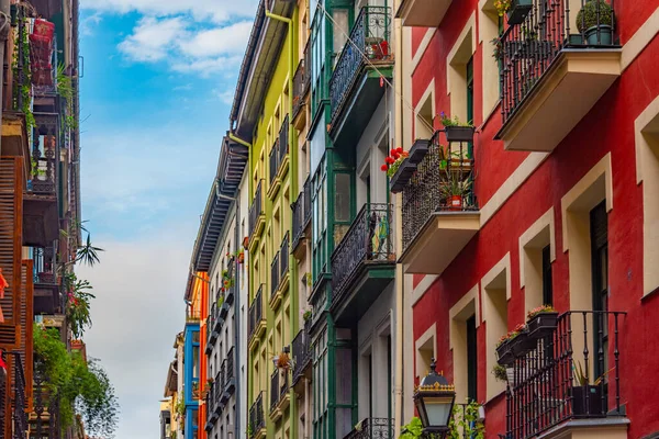 İspanya Bilbao 'da bir sokakta renkli evler.